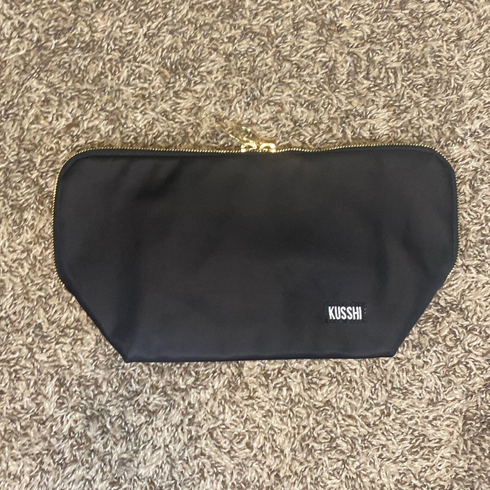 KUSSHI “Everyday” Black Pink Makeup Bag - Picture 2 of 9